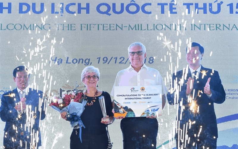 Việt Nam đón vị khách quốc tế thứ 15 triệu tại Cảng tàu chuyên biệt Hạ Long Việt Nam đón vị khách quốc tế thứ 15 triệu tại Cảng tàu chuyên biệt Hạ Long