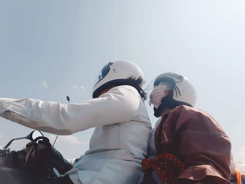 Tạp chí Du lịch Wanderlust Tips | Chuyện tình ngọt lịm tim của cặp đôi "nắm tay em đi muôn nơi"