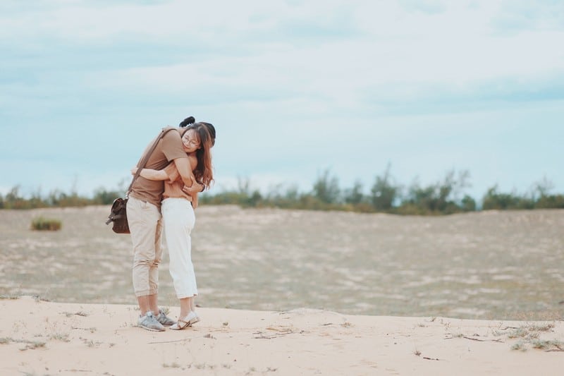 Tạp chí Du lịch Wanderlust Tips | Chuyện tình ngọt lịm tim của cặp đôi "nắm tay em đi muôn nơi"
