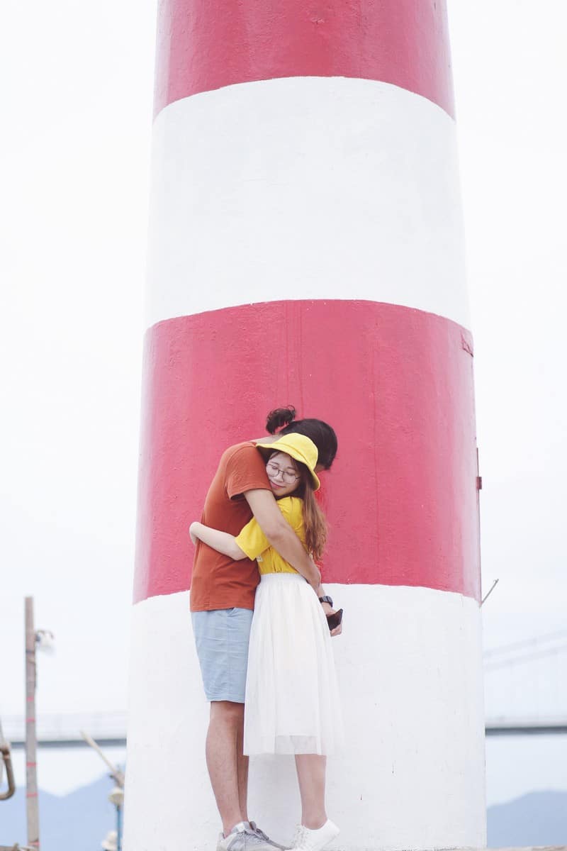 Tạp chí Du lịch Wanderlust Tips | Chuyện tình ngọt lịm tim của cặp đôi "nắm tay em đi muôn nơi"