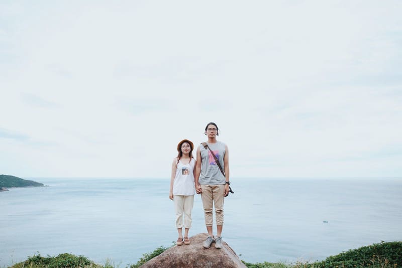 Tạp chí Du lịch Wanderlust Tips | Chuyện tình ngọt lịm tim của cặp đôi "nắm tay em đi muôn nơi"