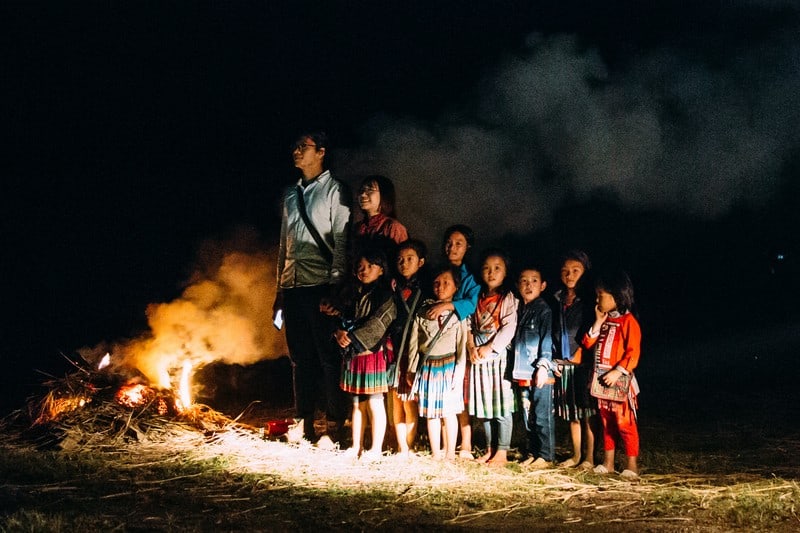 Tạp chí Du lịch Wanderlust Tips | Chuyện tình ngọt lịm tim của cặp đôi "nắm tay em đi muôn nơi"