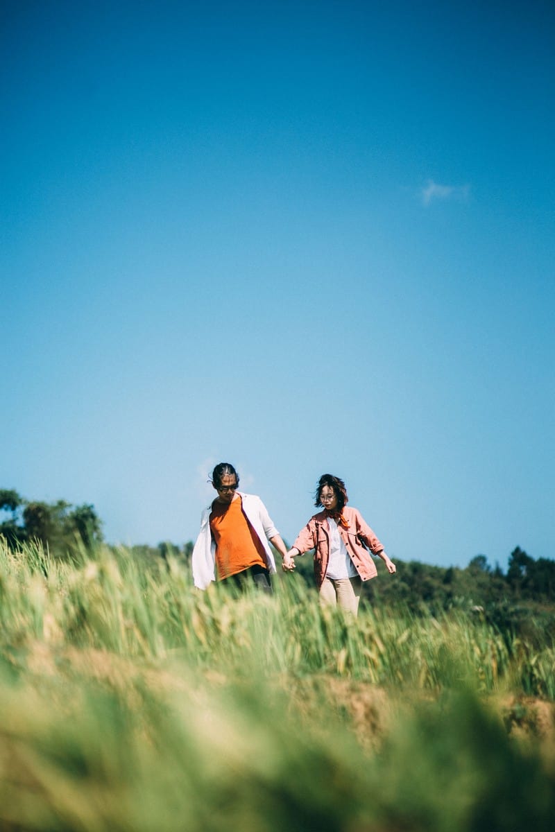 Tạp chí Du lịch Wanderlust Tips | Chuyện tình ngọt lịm tim của cặp đôi "nắm tay em đi muôn nơi"