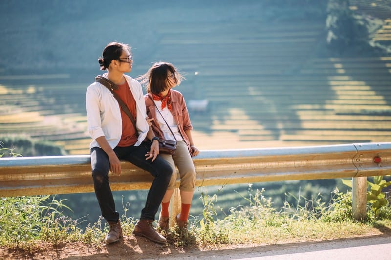 Tạp chí Du lịch Wanderlust Tips | Chuyện tình ngọt lịm tim của cặp đôi "nắm tay em đi muôn nơi"