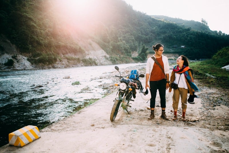 Tạp chí Du lịch Wanderlust Tips | Chuyện tình ngọt lịm tim của cặp đôi "nắm tay em đi muôn nơi"