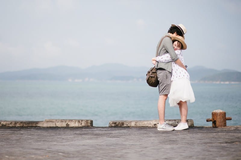 Tạp chí Du lịch Wanderlust Tips | Chuyện tình ngọt lịm tim của cặp đôi "nắm tay em đi muôn nơi"