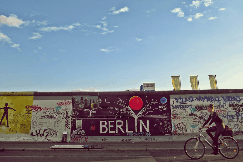 Tạp chí Du lịch Wanderlust Tips Độc đáo bức vẽ hai người đàn ông hôn nhau trên Bức tường Berlin