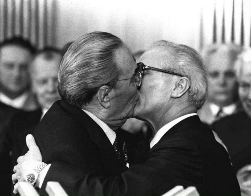 Tạp chí Du lịch Wanderlust Tips Độc đáo bức vẽ hai người đàn ông hôn nhau trên Bức tường Berlin