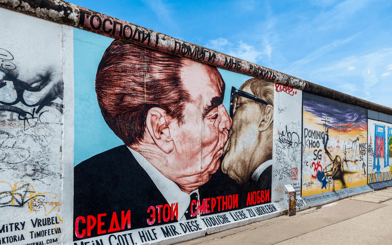 Tạp chí Du lịch Wanderlust Tips Độc đáo bức vẽ hai người đàn ông hôn nhau trên Bức tường Berlin