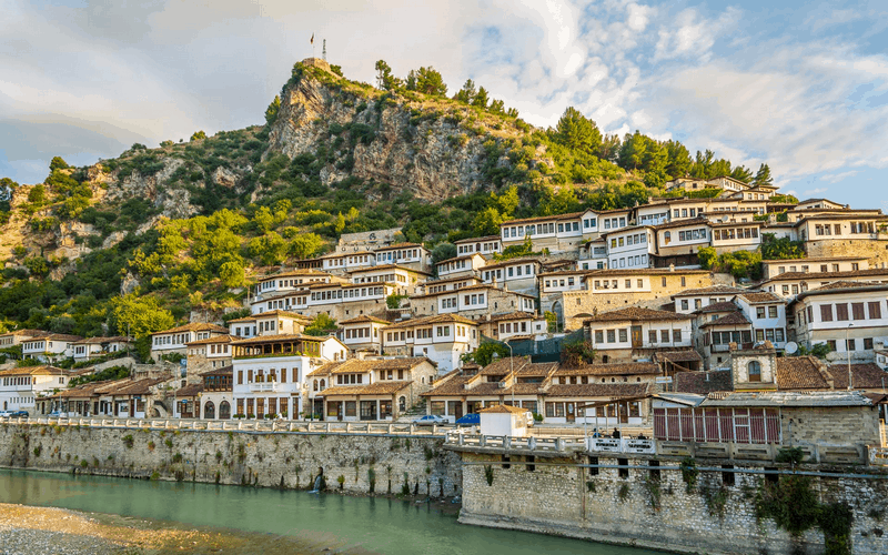 Tạp chí Du lịch Wanderlust Tips Ghé thăm Berat - Thành phố với 1001 ô cửa sổ