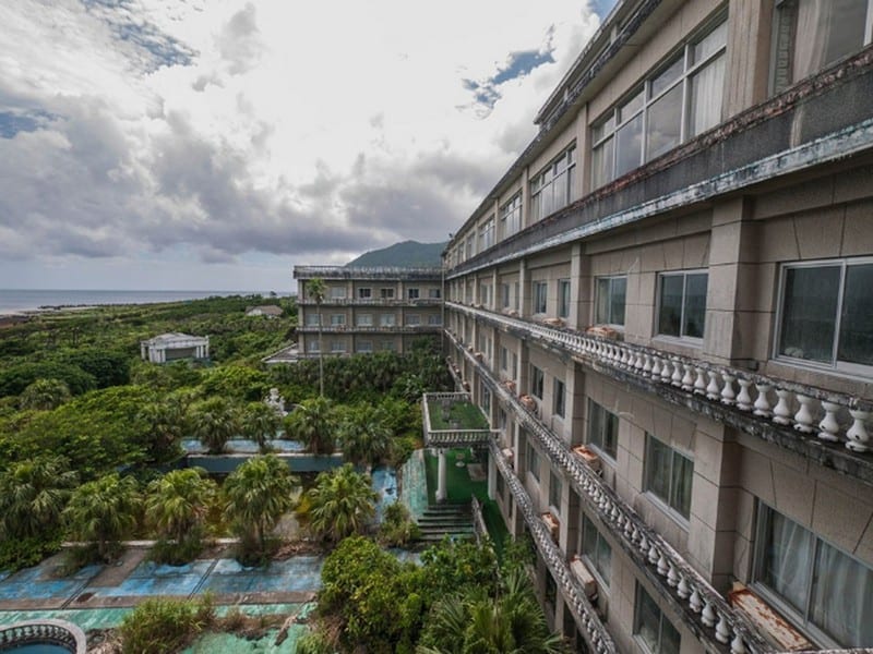 Khám phá khách sạn Hachijo Royal bị bỏ hoang ở Nhật Bản 5 Tạp chí Du lịch Wanderlust Tips | Khám phá khách sạn Hachijo Royal bị bỏ hoang ở Nhật Bản