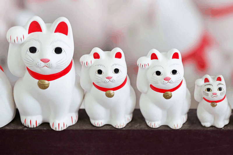 Tạp chí Du lịch Wanderlust Tips Mèo Maneki Neko: Bùa cầu may trong văn hóa Nhật Bản