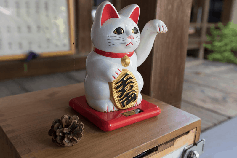 Tạp chí Du lịch Wanderlust Tips Mèo Maneki Neko: Bùa cầu may trong văn hóa Nhật Bản