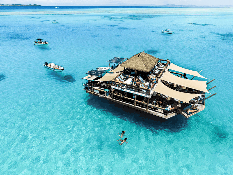Tạp chí Du lịch Wanderlust Tips Sắc màu nhiệt đới tại quán bar nổi Cloud 9, đảo Fiji