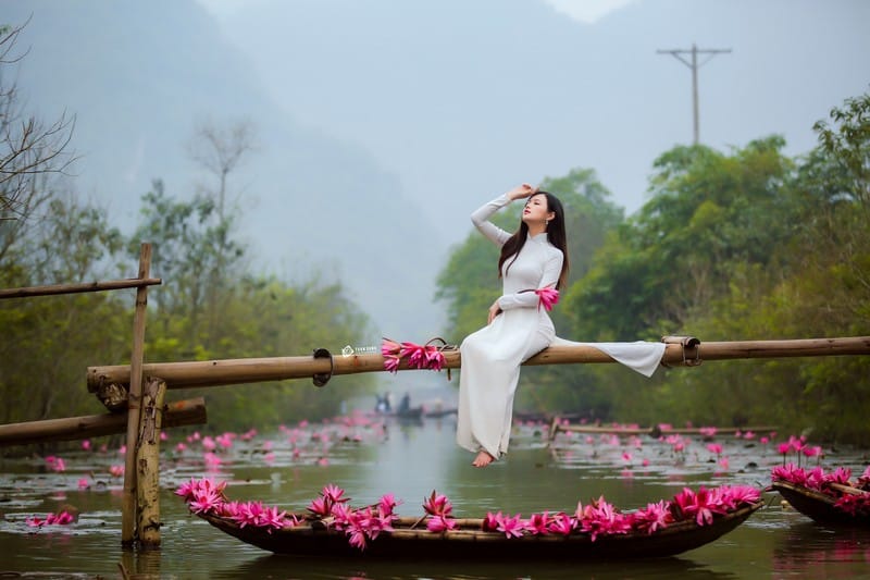 Tạp chí Du lịch Wanderlust Tips | Thiếu nữ Hà thành đi qua những mùa hoa