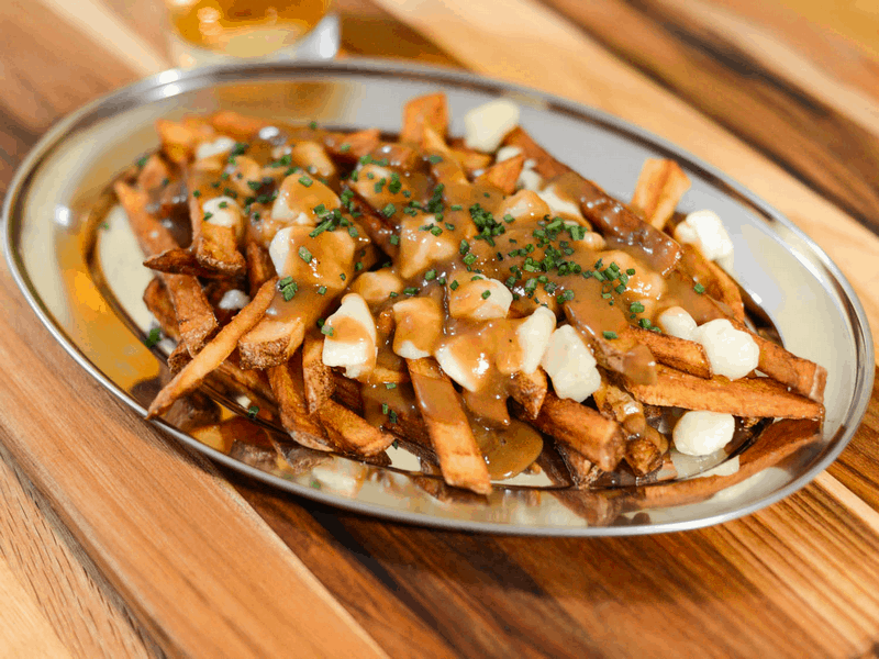 Tạp chí Du lịch Wanderlust Tips Thưởng thức Poutine lôi cuốn của ẩm thực xứ sở lá phong