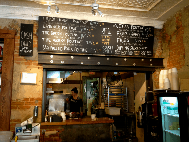 Tạp chí Du lịch Wanderlust Tips Thưởng thức Poutine lôi cuốn của ẩm thực xứ sở lá phong