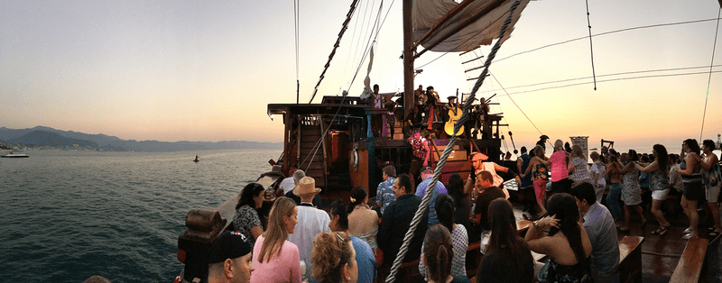 Tạp chí Du lịch Wanderlust Tips Trải nghiệm hành trình tàu cướp biển tại Puerto Vallarta, Mexico