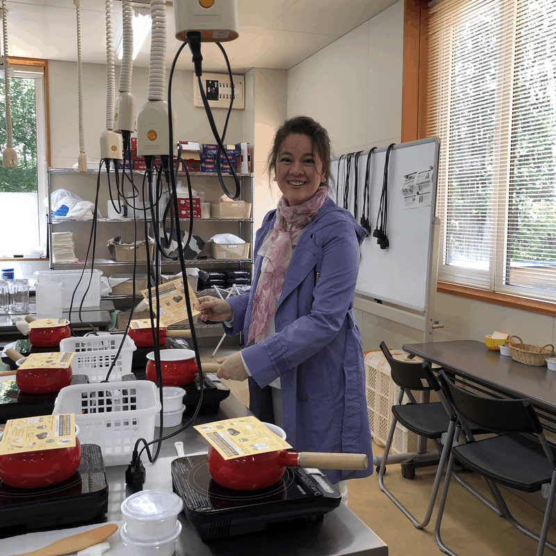 Tạp chí Du lịch Wanderlust Tips Trải nghiệm làm phô mai mascarpone tại Furano Cheese Factory