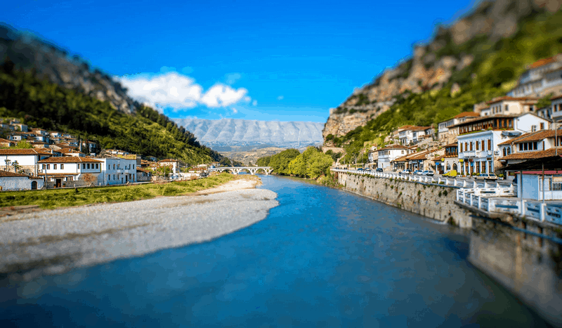 Tạp chí Du lịch Wanderlust Tips Ghé thăm Berat - Thành phố với 1001 ô cửa sổ