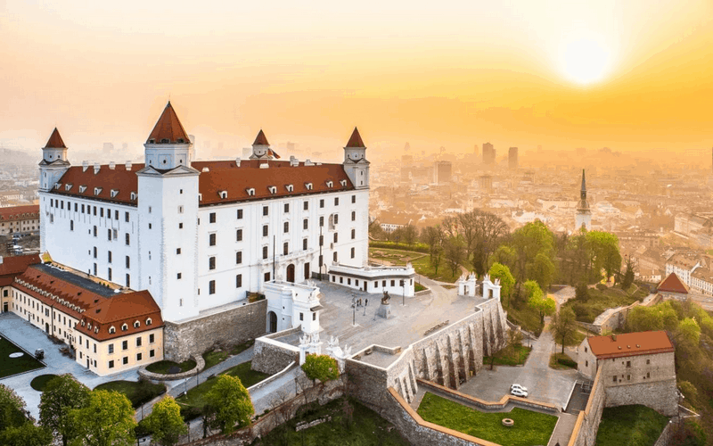 Wanderlust Tips huong dan tham quan du lich slovakia bo ich bia