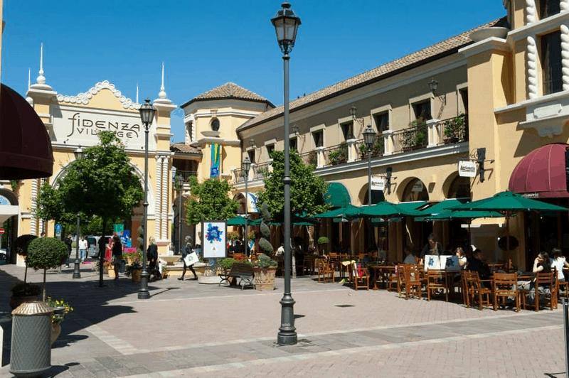 Tạp chí Du lịch Wanderlust Tips Những khu "làng mua sắm" nổi tiếng ở châu Âu