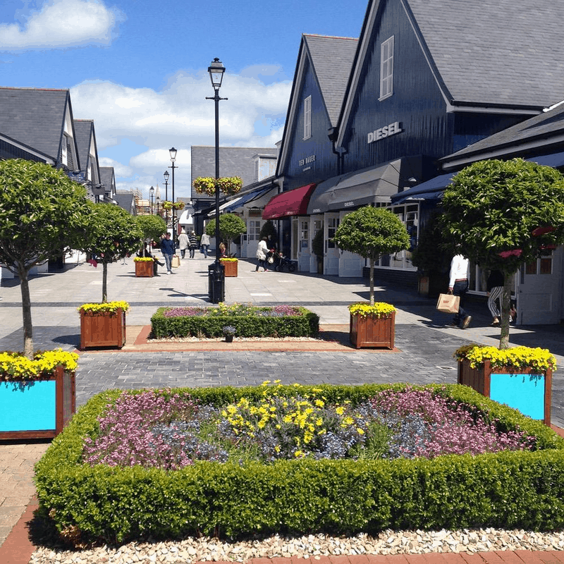 Tạp chí Du lịch Wanderlust Tips Những khu "làng mua sắm" nổi tiếng ở châu Âu