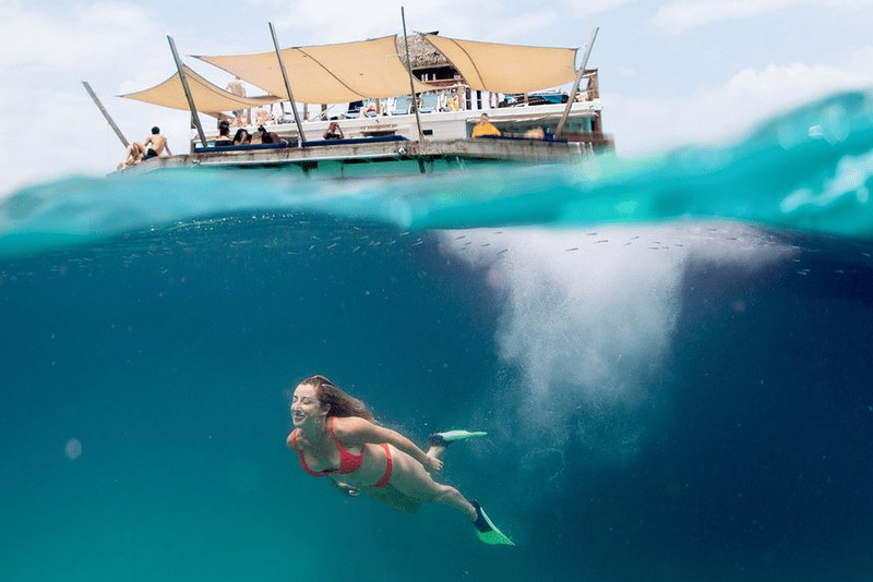 Tạp chí Du lịch Wanderlust Tips Sắc màu nhiệt đới tại quán bar nổi Cloud 9, đảo Fiji