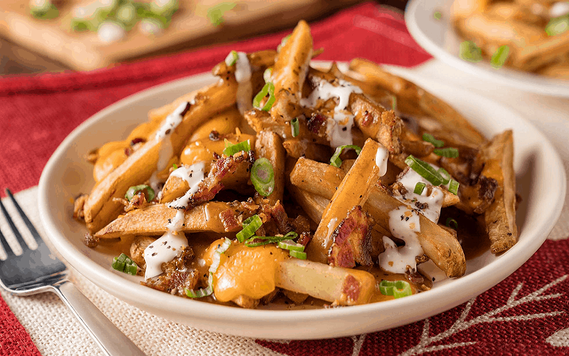 Thưởng thức Poutine lôi cuốn của ẩm thực xứ sở lá phong