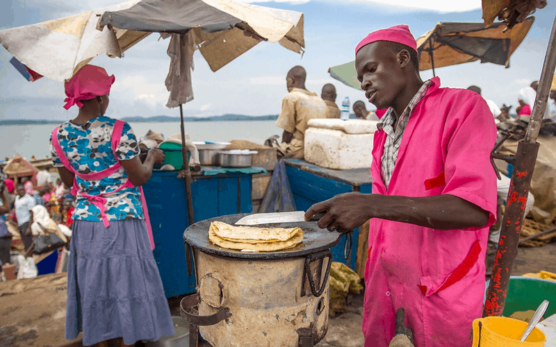 Thưởng thức ẩm thực đường phố Uganda 5 Wanderlust Tips thuong thuc am thuc duong pho uganda bia