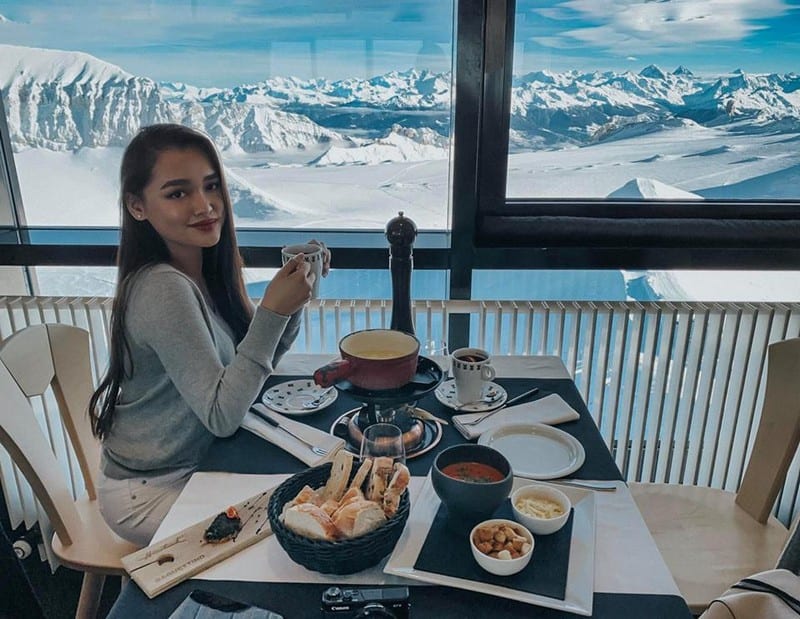 Cô gái 18 tuổi du học Thụy Sĩ, tôn thờ chủ nghĩa xê dịch 10 Tạp chí Du lịch Wanderlust Tips | Cô gái xinh đẹp du học Thụy Sĩ, tôn thờ chủ nghĩa xê dịch