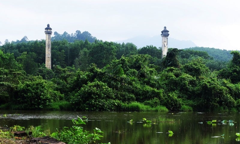 Tạp chí Du lịch Wanderlust Tips Lăng Gia Long: Nghĩa tình thủy chung