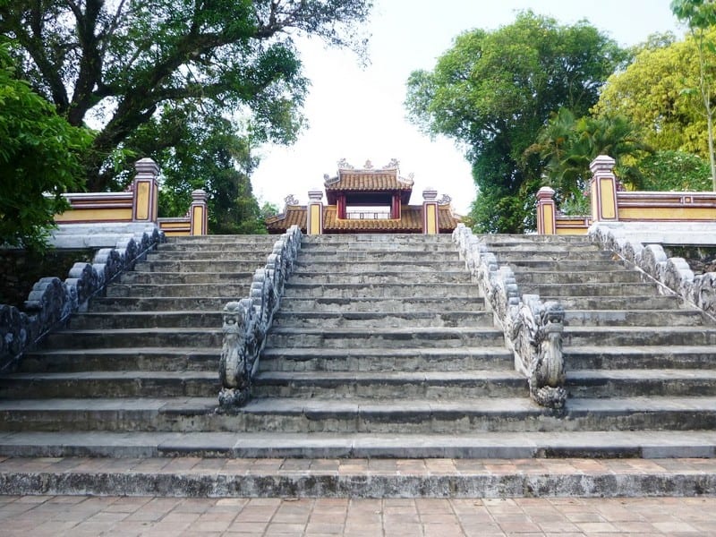 Tạp chí Du lịch Wanderlust Tips Lăng Gia Long: Nghĩa tình thủy chung