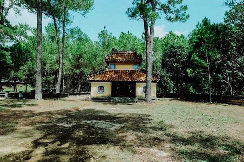 Tạp chí Du lịch Wanderlust Tips Lăng Gia Long: Nghĩa tình thủy chung