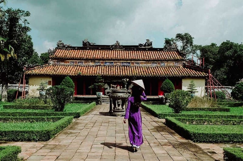 Tạp chí Du lịch Wanderlust Tips Lăng Gia Long: Nghĩa tình thủy chung