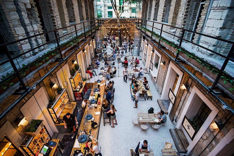 Mazel Tov: Nét hiện đại trên nền Romkocsma truyền thống ở Budapest 6 Tạp chí Du lịch Wanderlust Tips Mazel Tov: Nét hiện đại trên nền Romkocsma truyền thống ở Budapest