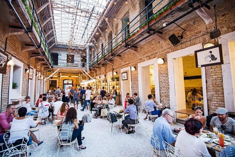 Mazel Tov: Nét hiện đại trên nền Romkocsma truyền thống ở Budapest 7 Tạp chí Du lịch Wanderlust Tips Mazel Tov: Nét hiện đại trên nền Romkocsma truyền thống ở Budapest