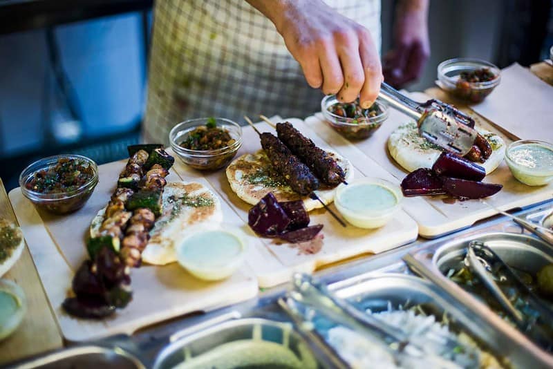 Mazel Tov: Nét hiện đại trên nền Romkocsma truyền thống ở Budapest 9 Tạp chí Du lịch Wanderlust Tips Mazel Tov: Nét hiện đại trên nền Romkocsma truyền thống ở Budapest