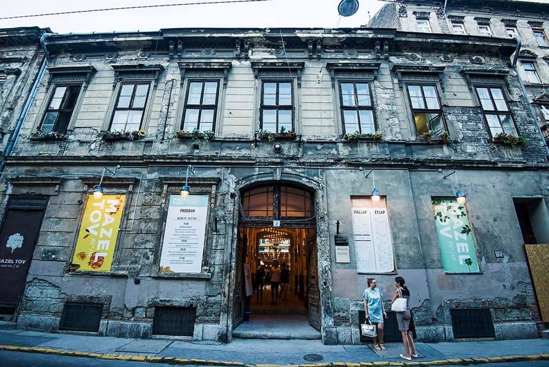 Tạp chí Du lịch Wanderlust Tips Mazel Tov: Nét hiện đại trên nền Romkocsma truyền thống ở Budapest