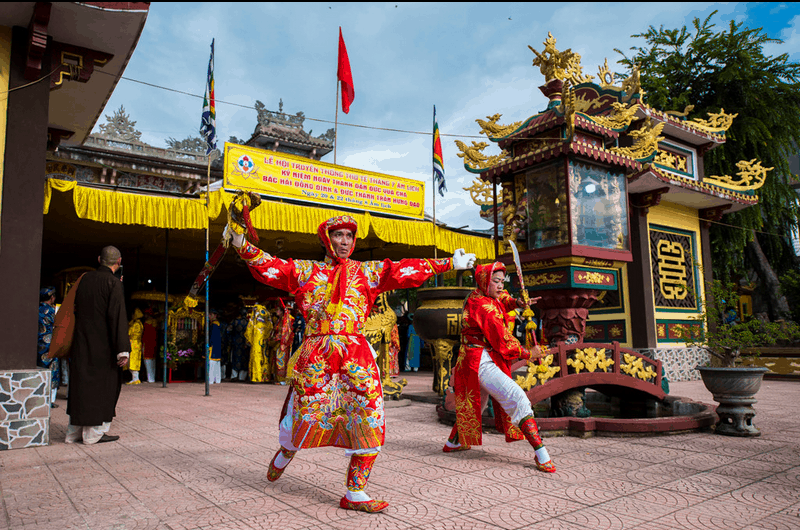 Tạp chí Du lịch Wanderlust Tips Linh thiêng điện Hòn Chén xứ Huế
