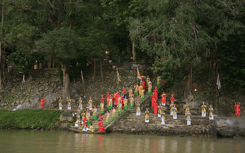 Linh thiêng điện Hòn Chén xứ Huế