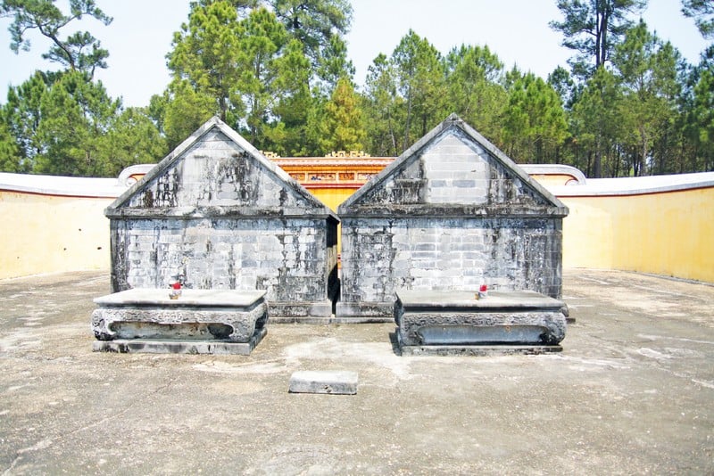 Tạp chí Du lịch Wanderlust Tips Lăng Gia Long: Nghĩa tình thủy chung