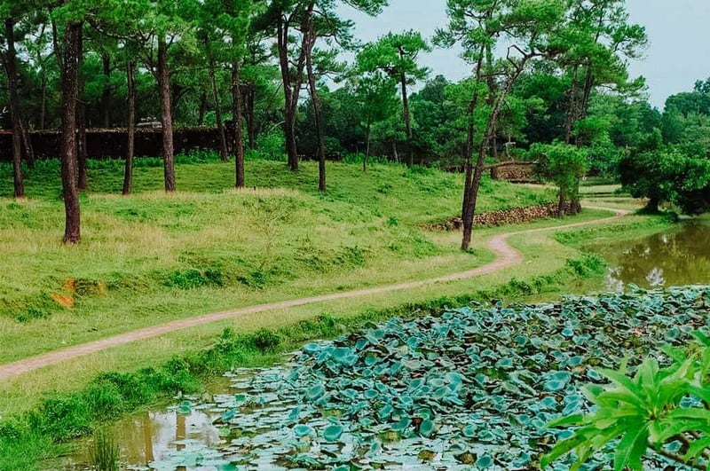 Tạp chí Du lịch Wanderlust Tips Lăng Gia Long: Nghĩa tình thủy chung