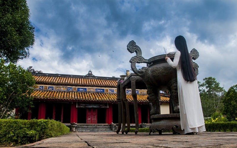 Tạp chí Du lịch Wanderlust Tips Lăng Gia Long: Nghĩa tình thủy chung