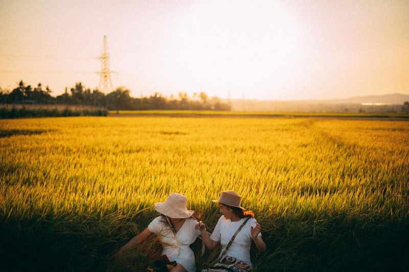 Tạp chí Du lịch Wanderlust Tips | Cô gái xinh đẹp và quan điểm du lịch tìm về nơi "chôn rau cắt rốn"