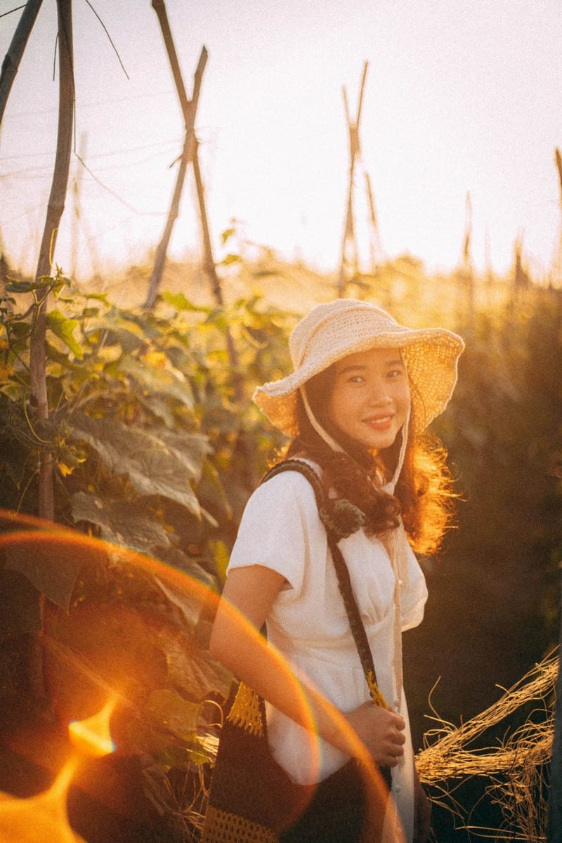 Tạp chí Du lịch Wanderlust Tips | Cô gái xinh đẹp và quan điểm du lịch tìm về nơi "chôn rau cắt rốn"