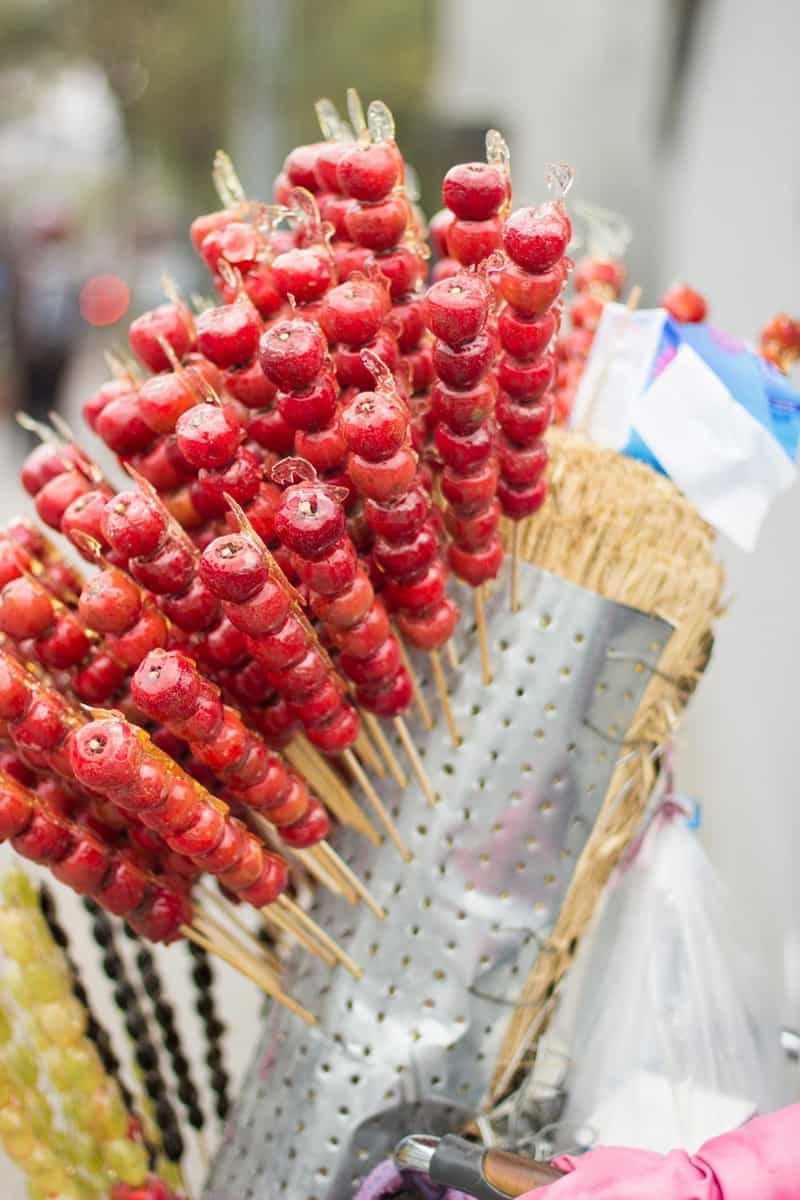 Tạp chí Du lịch Wanderlust Tips | Bingtanghulu: Món kẹo hồ lô nổi danh Trung Quốc