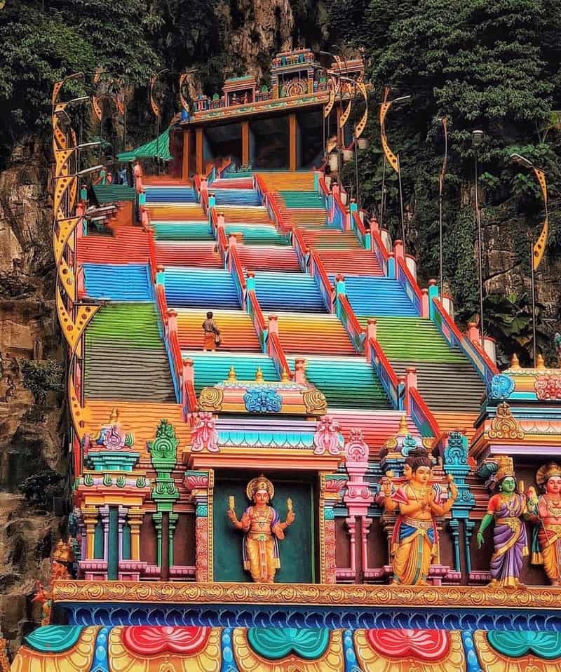 Tạp chí Du lịch Wanderlust Tips | Check-in nấc thang cầu vồng đẹp lung linh ở Batu, Malaysia