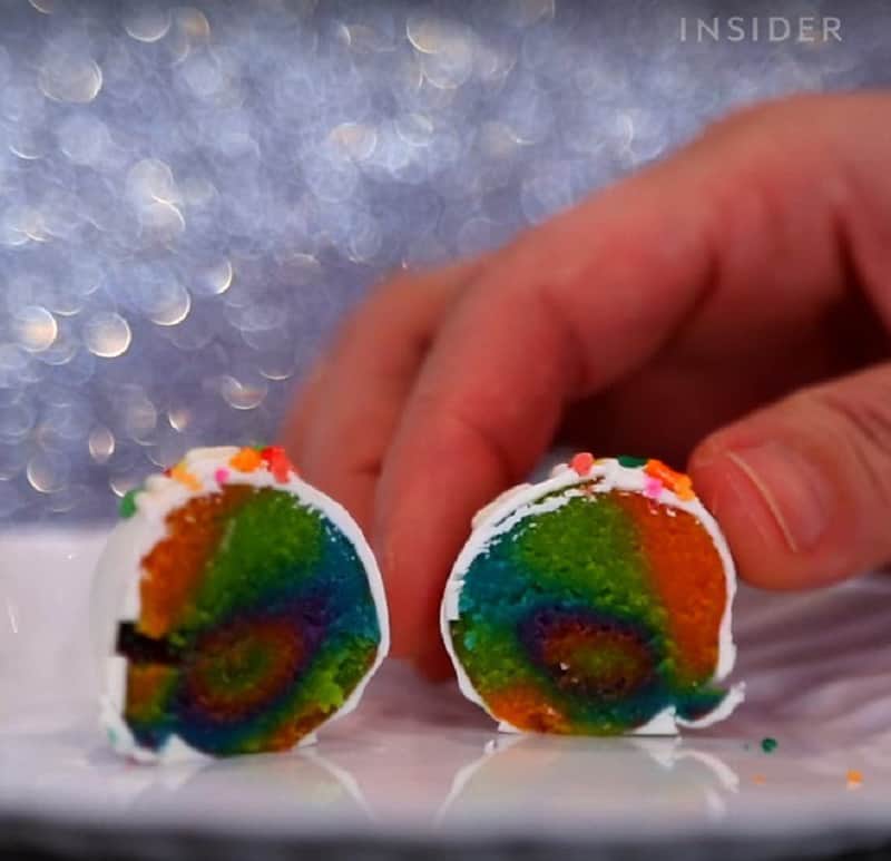 Tạp chí Du lịch Wanderlust Tips | Độc đáo món bánh viên cầu vồng ở Mỹ khiến du khách thích mê