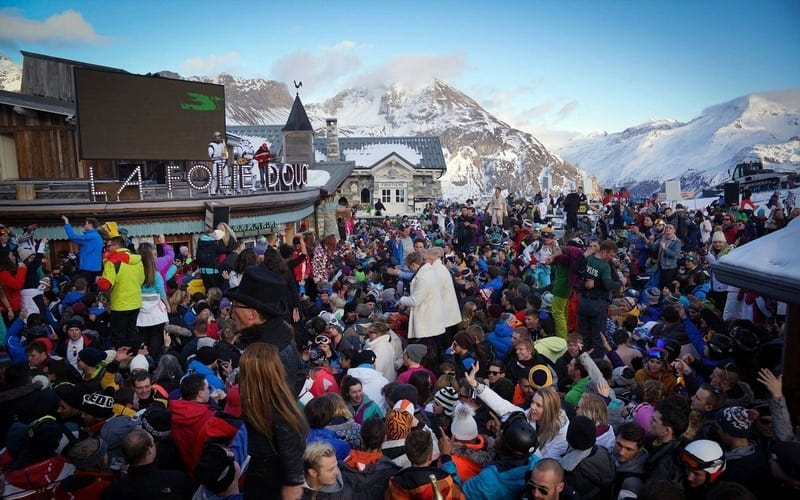 Tạp chí Du lịch Wanderlust Tips Hòa mình vào những quán bar Après-Ski sôi động ở dãy Apls